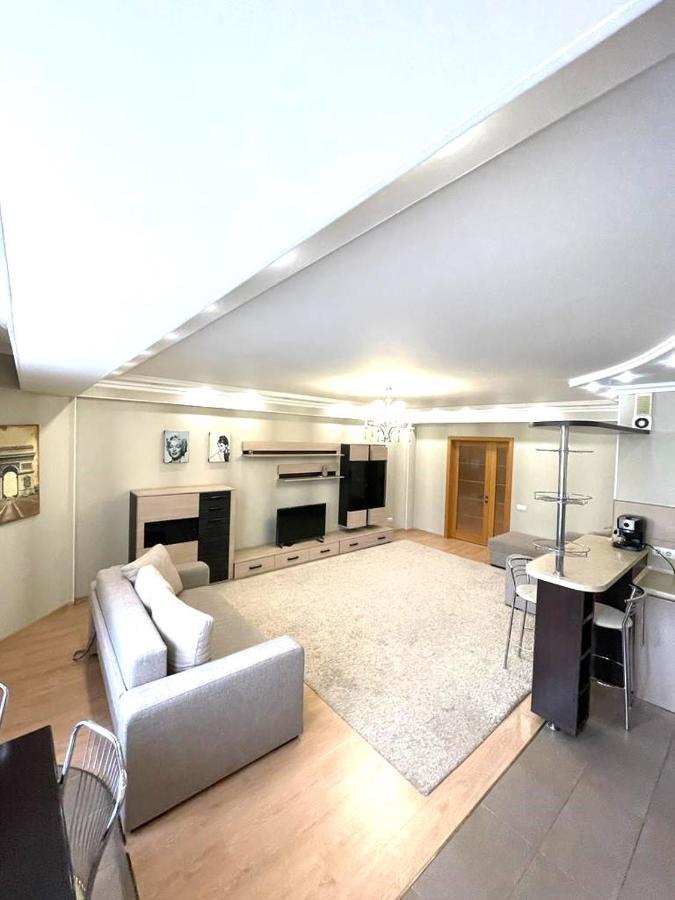 Large, Comfortable Apartment Kischinau Exterior foto